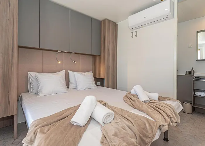 Lovely In * ברודאריצה